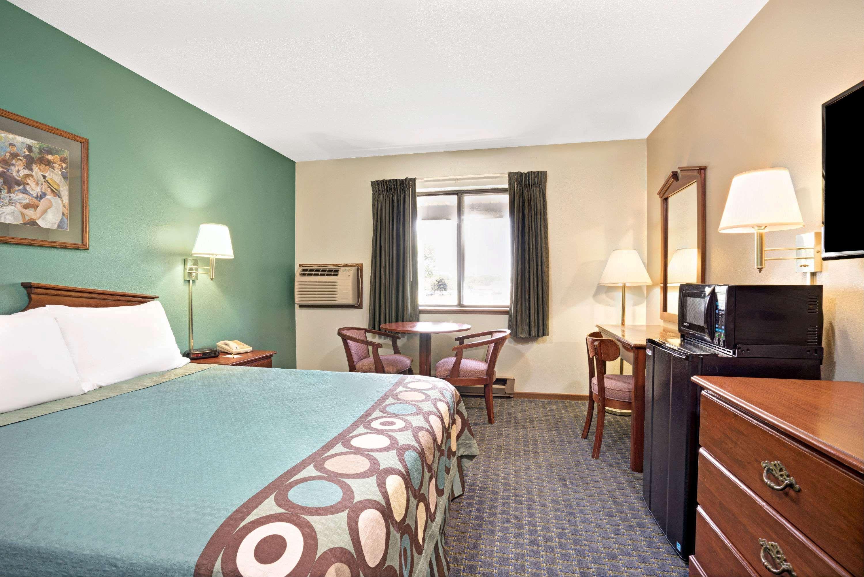 Super 8 by Wyndham Hudson Hotel Eksteriør billede
